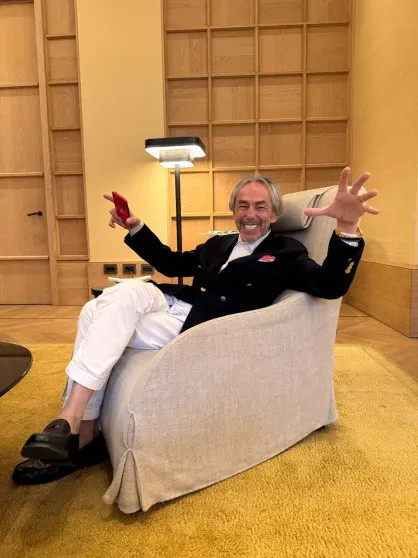 В файлах миллиардера-...а Джеффри Эпштейна нашли фото российского бизнесмена Умара Джабраилова