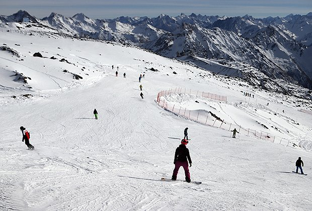 Лучшие горнолыжные курорты России. Где можно покататься на лыжах и сноуборде зимой 2025-2026?
