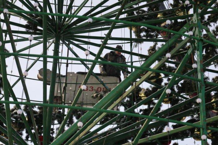Новогодний городок начали разбирать на площади Свободы в Барнауле. Фото