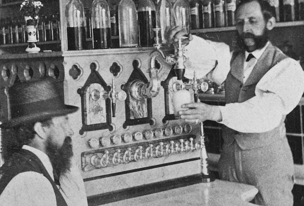 «Долой чаевые подачки» На улицы вышли тысячи барменов и официантов. Как самая странная забастовка изменила ход истории России?