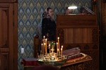 Свечи, молитвы и милостыня: фоторепортаж из храма Иоанна Богослова в день Радоницы