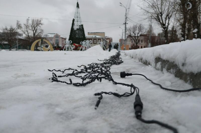Главная городская елка на площади Свободы в Барнауле обзавелась звездой и "зеленеет". Фото