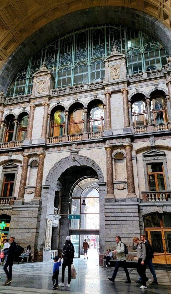 Почему на вокзалах и в аэропортах делают высокие потолки