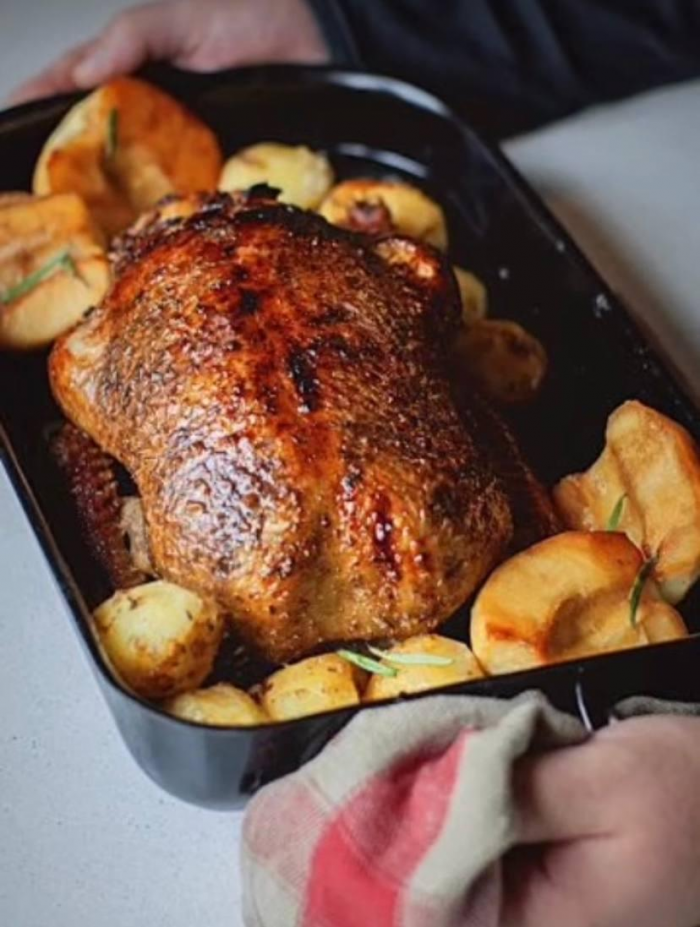 Что приготовить на Новый год: ленивая утка с яблоками и квашеной капустой, которая готовит себя сама