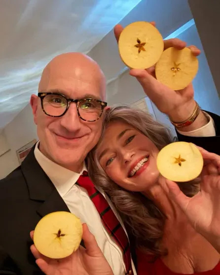 Париж, дети и нарядные ёлки: как Селена Гомес, Виктория Лопырёва, Иванка Трамп, Виктория Манасир и Софья Таюрская отметили католическое Рождество