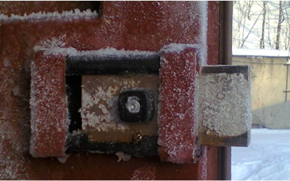 Выкинул WD-40 и забыл про кипяток: чем на самом деле мажут замки на буровых в -60, чтобы они открывались с полпинка.