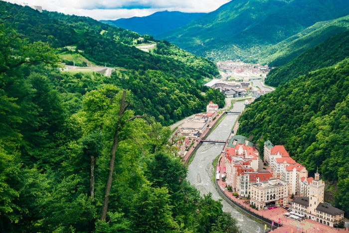 От игольчатого льда Байкала до степных тюльпанов: 8 идей для путешествий этой весной