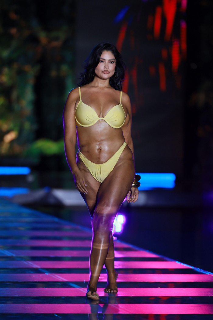 Модели в купальниках: смотрим невероятно горячие фото с недели моды Miami Swim Week — 2026