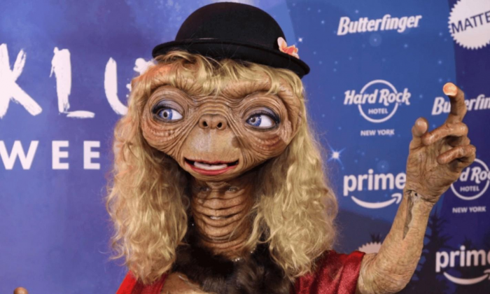 Инопланетянин, зомби, червь и еще 12 самых безумных костюмов королевы Хэллоуина Хайди Клум