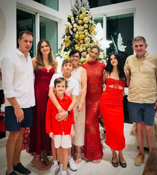 Париж, дети и нарядные ёлки: как Селена Гомес, Виктория Лопырёва, Иванка Трамп, Виктория Манасир и Софья Таюрская отметили католическое Рождество