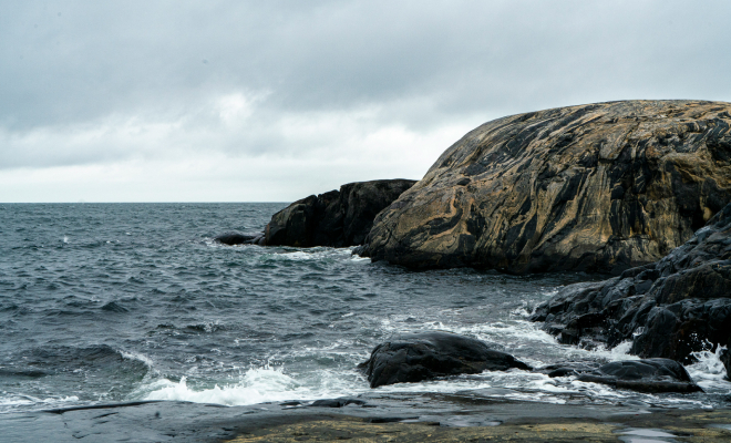 В 1809 году моряка вынесло на скалу посреди океана. С помощью весла и шкуры тюленя он прожил там 6 лет