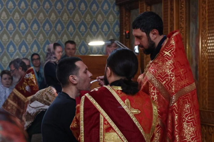 Свечи, молитвы и милостыня: фоторепортаж из храма Иоанна Богослова в день Радоницы