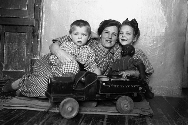 «Заходите, если вам что понравится, забирайте. Я все тут буду ломать» Как россиянка спасает уникальные фотографии нашего прошлого