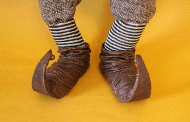 Зачем в старину мужчины носили обувь с длинными носами