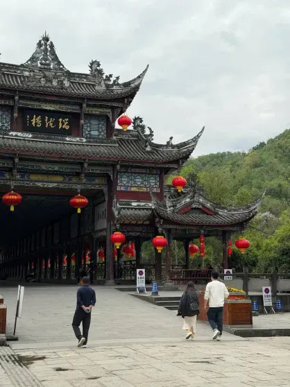 Курс на Восток: Ксения Собчак, Полина Киценко и Аврора Киба проводят время в Китае, а девушка Павла Дурова посетила Токио