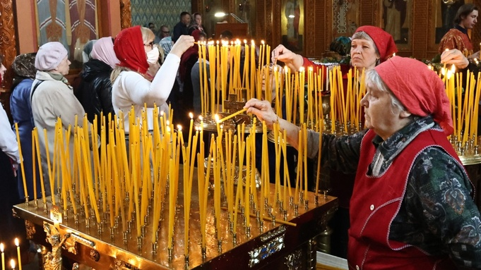 Свечи, молитвы и милостыня: фоторепортаж из храма Иоанна Богослова в день Радоницы