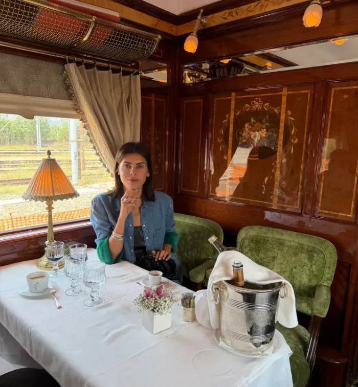 Надежда Оболенцева показала, как проехалась в легендарном ретропоезде Venice Simplon-Orient-Express