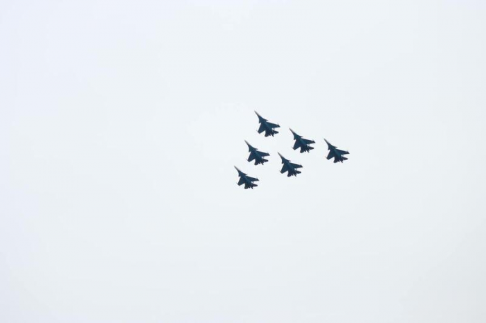 Рев моторов и искры в небе. "Русские витязи" показали грандиозное авиашоу над Обью