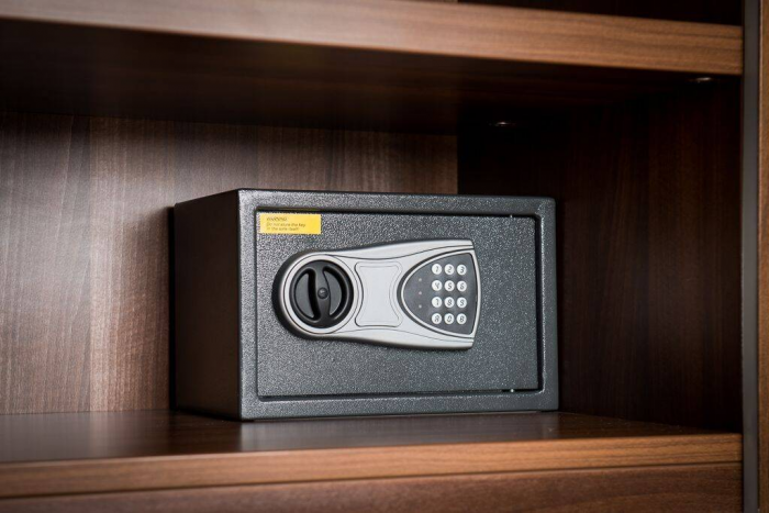 Для чего в отеле стоит подвесить стакан на ручку двери