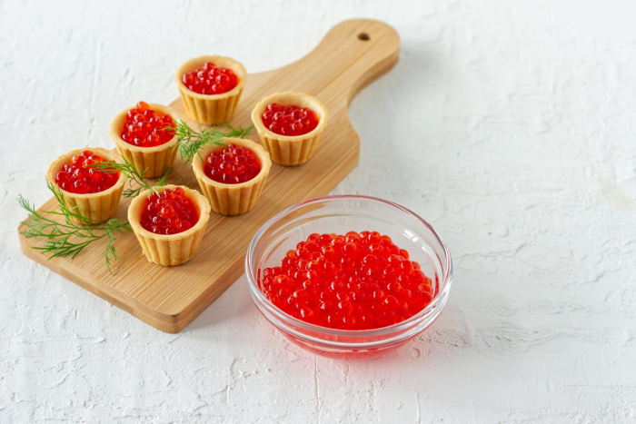 Не промахнитесь при выборе: как отличить поддельную красную икру от настоящей