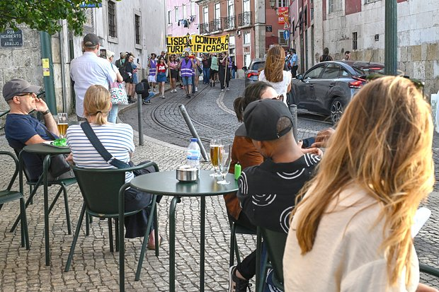 «Это сущий ад, пусть убираются домой». Почему европейцы возненавидели туристов и грозят им насилием?