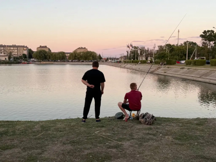 Соседи по берегу злятся и уходят с пустыми ведрами: капаю на червя копеечное средство из аптечки, и рыба сама прыгает в садок