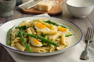 С праздничного стола. Пускаем в дело крашеные яйца: рецепты салатов и паст