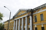 "Может рухнуть". Исторический Горный госпиталь в Барнауле разрушается на глазах