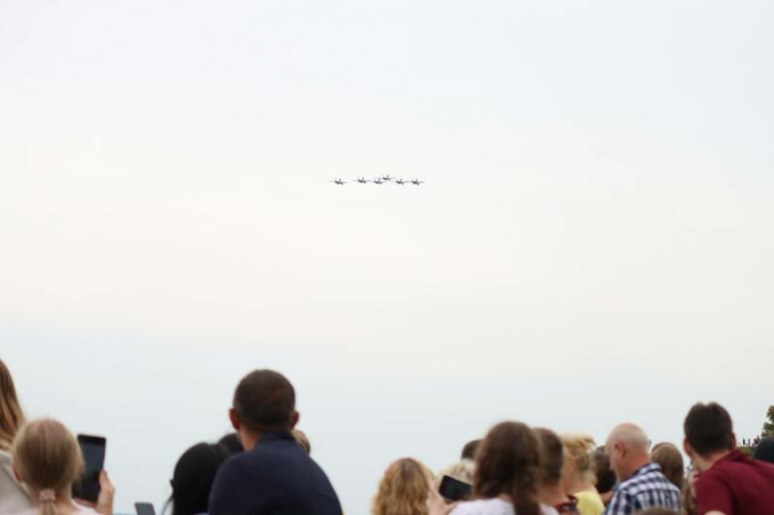 Рев моторов и искры в небе. "Русские витязи" показали грандиозное авиашоу над Обью