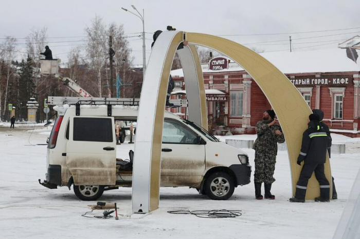 Главная городская елка на площади Свободы в Барнауле обзавелась звездой и "зеленеет". Фото