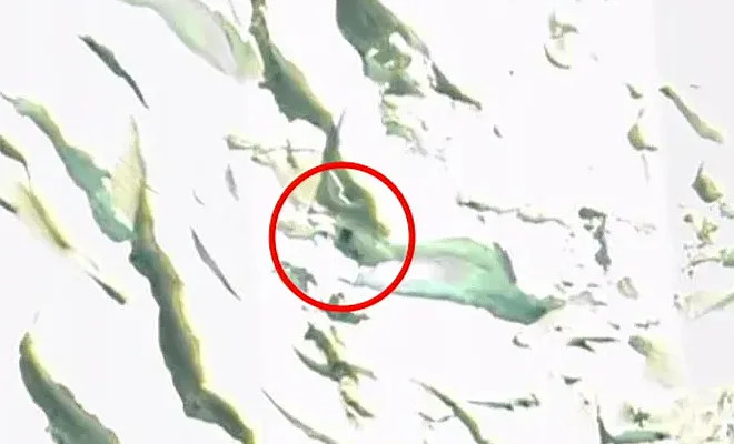 В Антарктическом леднике с самолета разглядели проем, похожий на дверь