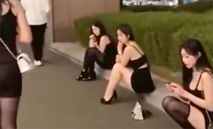 В Гуанчжоу нашли необычную улицу. Турист задался вопросом, что делают все эти девушки?