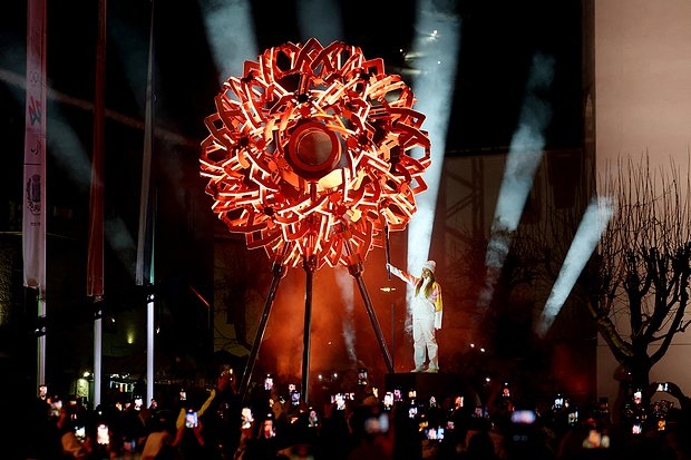 Танцующие кофеварки, декольте Марайи Кэри и путешествие во времени. Самые яркие кадры церемонии открытия зимней Олимпиады-2026