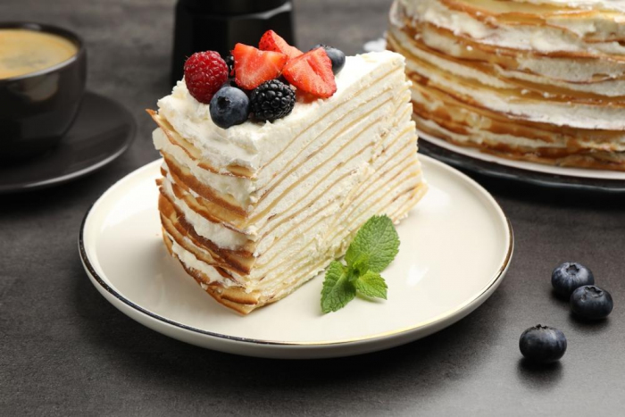 Быстро, просто и эффектно: блинный торт с кремом «Шантильи» и свежими ягодами