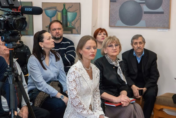 В Краснодаре в галерее «Сантал» открылась необычная выставка: посвящение другу и меценату