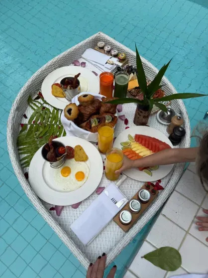 Круизы, бикини и выставки: где и как отдыхают Ксения Собчак, Кристина Романова с детьми, Виктория Лопырёва, Екатерина Климова и жена миллионера Инесса Шевчук