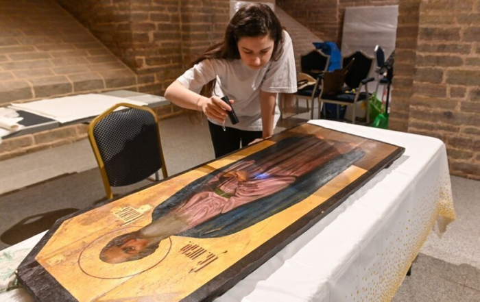 Врачи святых: в Смольном соборе Петербурга реставрируют 12 икон