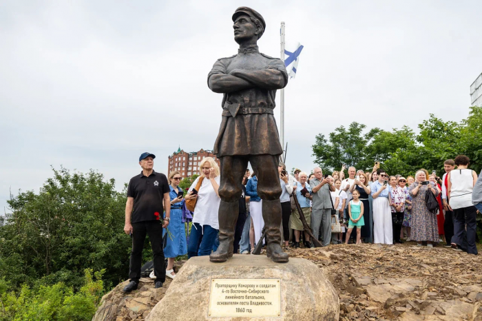 Памятник первому строителю Владивостока открыли на сопке Орлиное Гнездо