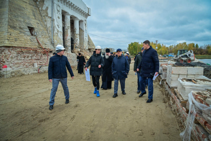 «После векового молчания вновь звучит азан»: Минниханов посетил мечети и храмы