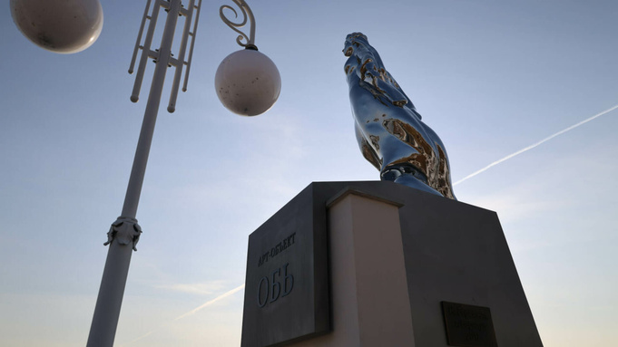 Барнаул сияет: на улице Льва Толстого завершается монтаж светового потолка