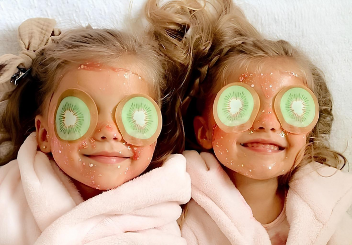 «Горячо-холодно», «Салон красоты» и «Доктор»: 10 ленивых игр для уставших родителей