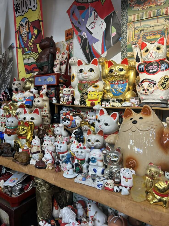 Что означает манэки-нэко и почему эти фигурки так распространены в Японии