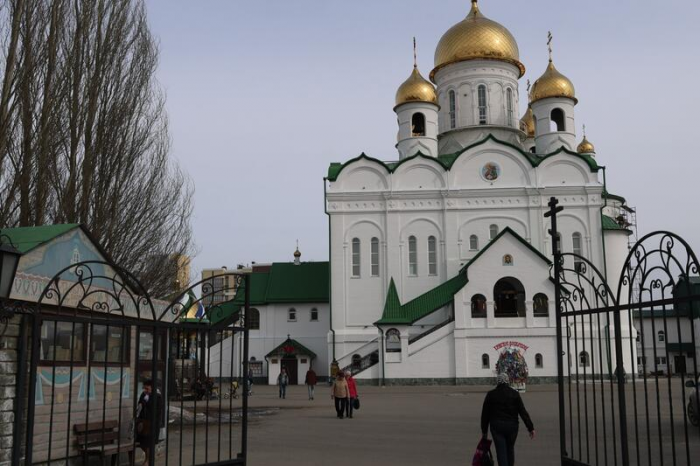 Свечи, молитвы и милостыня: фоторепортаж из храма Иоанна Богослова в день Радоницы