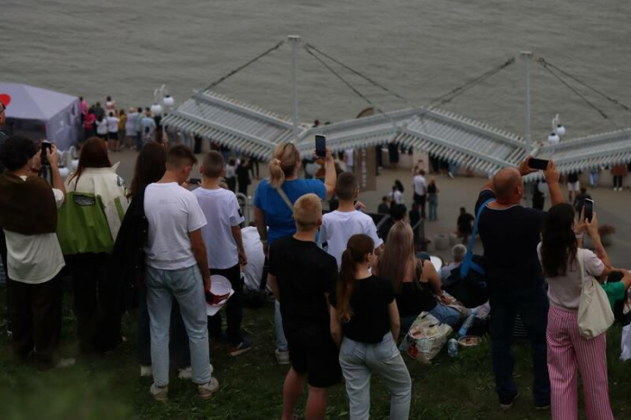 Рев моторов и искры в небе. "Русские витязи" показали грандиозное авиашоу над Обью