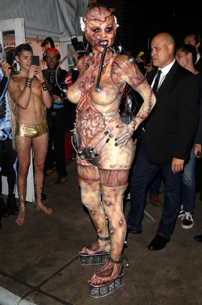 Инопланетянин, зомби, червь и еще 12 самых безумных костюмов королевы Хэллоуина Хайди Клум