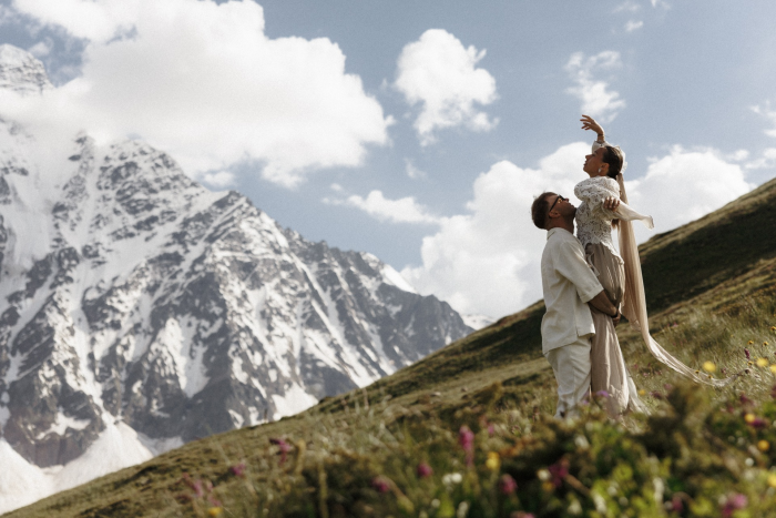 Выездная церемония в горах и платье невесты с отсылками к традициям народа Кавказа - свадьба на плато Бермамыт