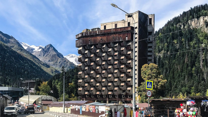 Культовое наследие СССР на Северном Кавказе забросили, а потом разрушили: зачем снесли легендарную гостиницу