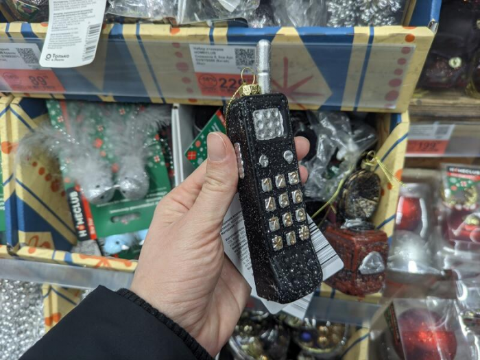 Мохнатые, аппетитные и черные. Какие новогодние игрушки можно найти в магазинах Барнаула