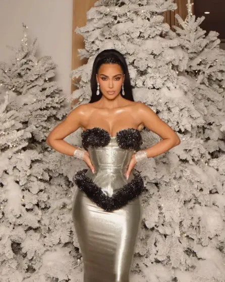 Париж, дети и нарядные ёлки: как Селена Гомес, Виктория Лопырёва, Иванка Трамп, Виктория Манасир и Софья Таюрская отметили католическое Рождество