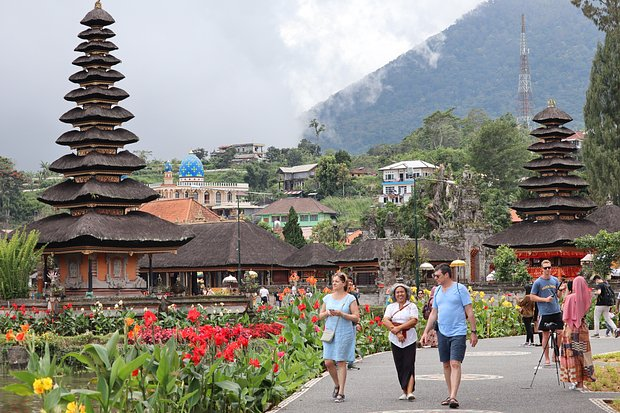 «То, что вам кажется мелочью, для них — преступление». За что россиянам за границей могут грозить штраф или тюрьма?